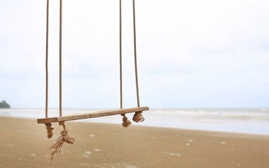 Sahilde yalnız salıncak