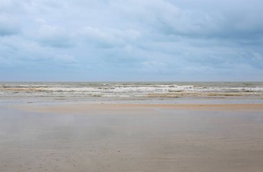 Dalgaların çarptığı fırtınalı denize. Karadeniz.