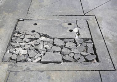 Çimento yolunda çatlamış beton kapağı..