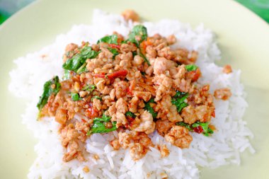 Pirinç kıymalı domuz eti ve fesleğen yaprağıyla kaplanmış. Geleneksel Tayland sokak yemekleri.