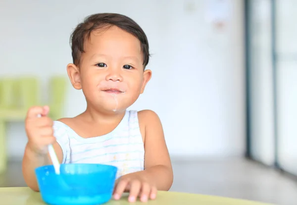 Menino Asiático Feliz Comendo Cereais Com Flocos Milho Manchas Leite — Fotografia de Stock