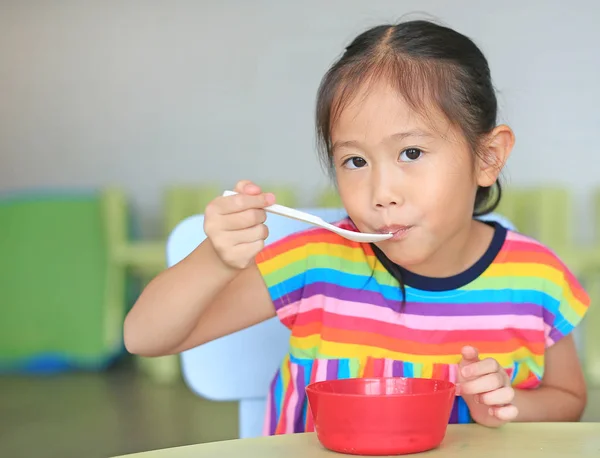 Słodka Azjatka Jedząca Płatki Kukurydziane Mleko Stole Dzieci Jedzące Śniadanie — Zdjęcie stockowe