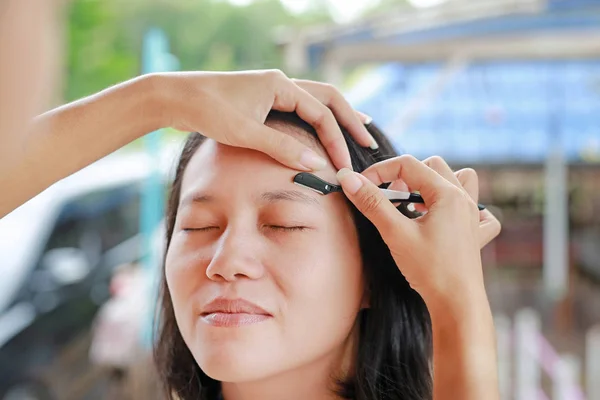 Aziatische Vrouw Met Make Kunstenaar Gebruikt Wenkbrauw Scheermes Make Voor — Stockfoto