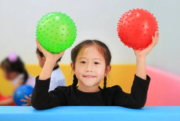 Boldog Kis Ázsiai Gyermek Lány Kezében Körül Szilikon Felfújható Zöld — Stock Fotó