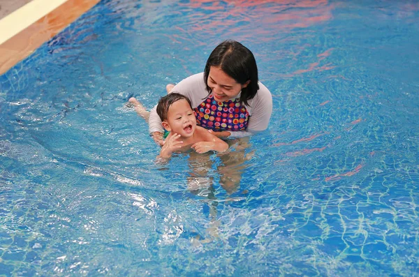 Familie Von Asiatischer Mutter Bringt Baby Jungen Schwimmbad Bei — Stockfoto