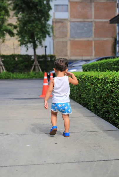 Malý Chlapeček Kráčí Sám Betonové Cestě Zadní Pohled — Stock fotografie