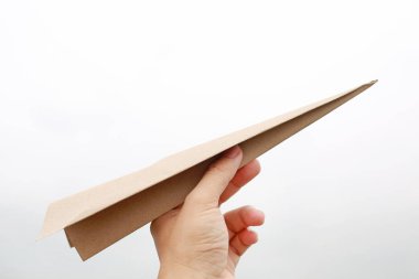 Beyaz arka planda izole edilmiş uçak roketi kağıdı.
