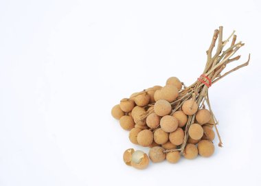 Beyaz arka planda izole edilmiş taze longan meyveleri