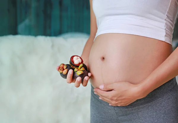 Zwangere Vrouw Met Mangosteens Haar Buik Gezonde Levensstijl — Stockfoto
