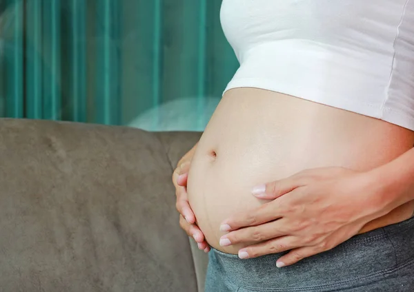 Mulher Grávida Segurando Mãos Sua Barriga — Fotografia de Stock