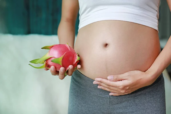 Gravid Kvinna Som Håller Drakfrukt Magen Dietkonceptet Hälsosam Livsstil — Stockfoto