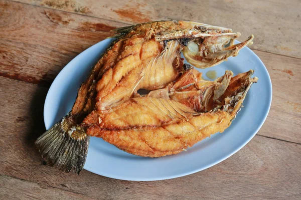 Kızarmış Levrek Balığı Ünlü Tayland Yemeği — Stok fotoğraf
