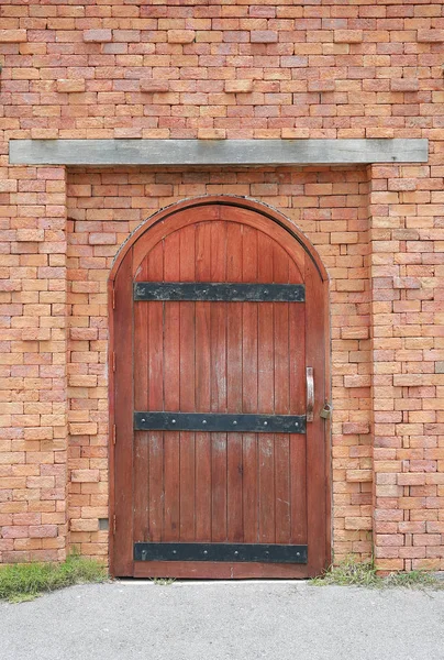 拱形木门 钥匙锁在红砖墙上 — 图库照片