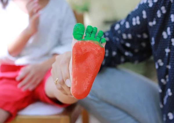 Μητέρα Έβαψε Πόδι Της Πράσινο Πορτοκαλί Χρώμα Για Την Κόρη — Φωτογραφία Αρχείου