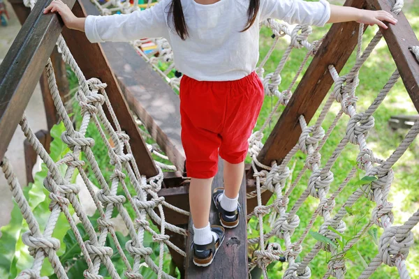 Detrás Niña Caminando Puente Cuerda —  Fotos de Stock