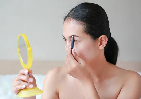 Vacker Kvinna Makeup Contouring Ögonbrynen Med Ögonbrynspenna Skönhet Konceptet — Stockfoto