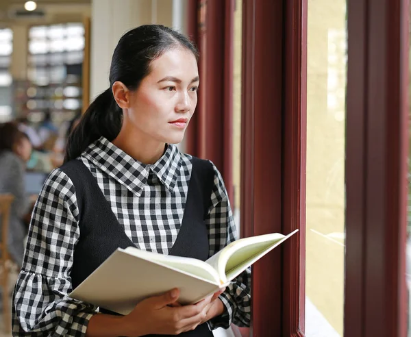 Joven Mujer Asiática Leyendo Libro Cerca Ventanas Biblioteca — Foto de Stock