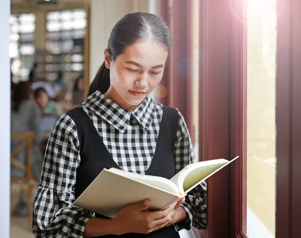 Joven Mujer Asiática Leyendo Libro Cerca Ventanas Biblioteca — Foto de Stock