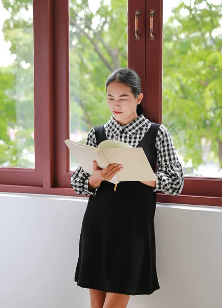 Jovem Mulher Asiática Lendo Livro Perto Janelas Biblioteca — Fotografia de Stock