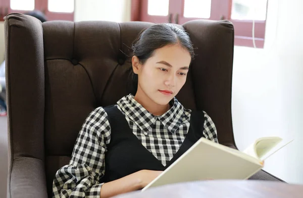 Mujer Asiática Joven Sentada Sofá Leyendo Libro Texto Biblioteca — Foto de Stock