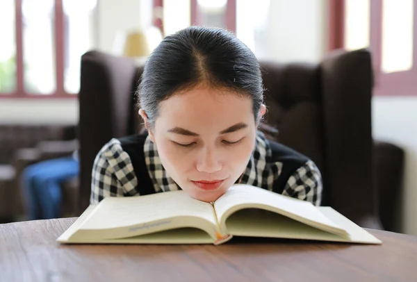 Jonge Aziatische Vrouw Ontspannen Slapen Bibliotheek — Stockfoto