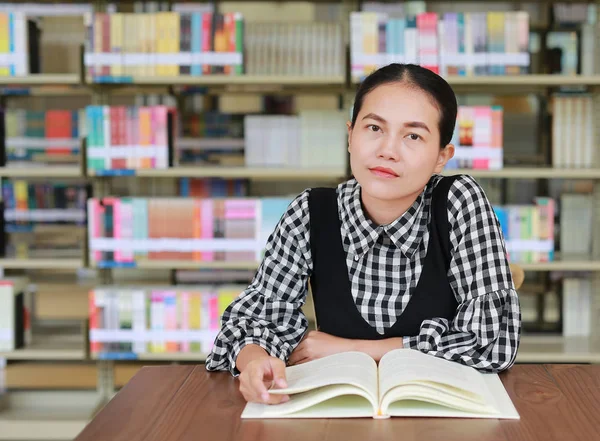 Joven Mujer Asiática Leyendo Libro Biblioteca — Foto de Stock