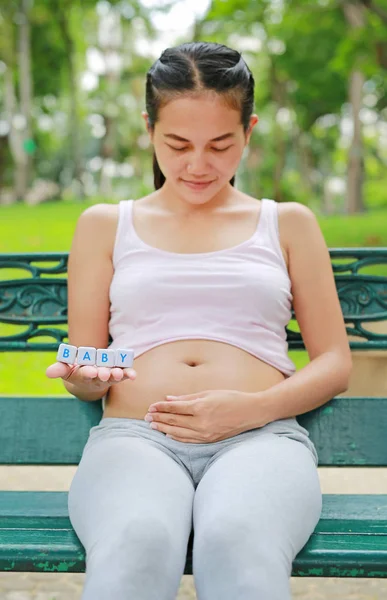 Mulher Segurando Personagem Cúbico Baby Sua Barriga — Fotografia de Stock