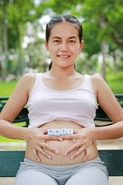 Mulher Segurando Personagem Cúbico Male Sua Barriga — Fotografia de Stock