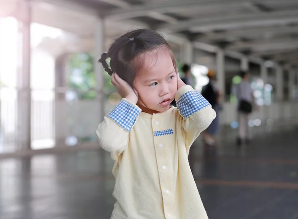 可爱的小女孩关闭她的耳朵 握住她的手捂着耳朵不听 — 图库照片