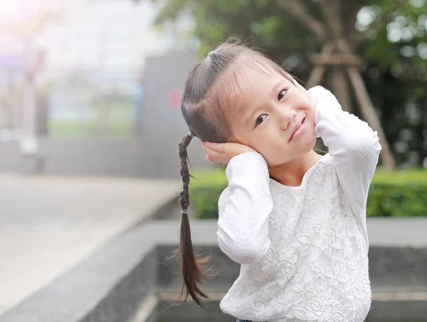 Παιδί Κορίτσι Τερματισμό Της Αυτιά Χαμογελαστά — Φωτογραφία Αρχείου