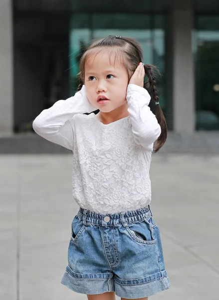 Menina Desligando Ouvidos Segurando Mãos Para Cobrir Ouvidos Para Não — Fotografia de Stock
