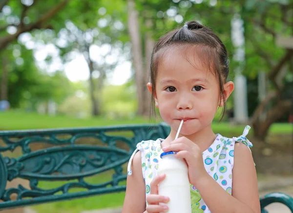 Aziatische Meisje Consumptiemelk Met Stro Het Park Portret Buiten — Stockfoto