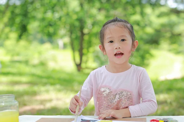 Happy Fille Asiatique Enfant Assis Une Table Dans Jardin Été — Photo