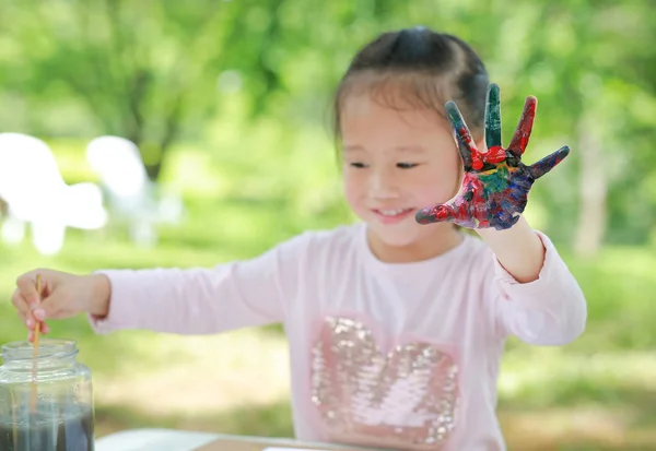Παιδικής Ζωγραφικής Μικρό Κορίτσι Διασκεδάζοντας Ζωγραφίσει Χαρτί Στον Καταπράσινο Κήπο — Φωτογραφία Αρχείου