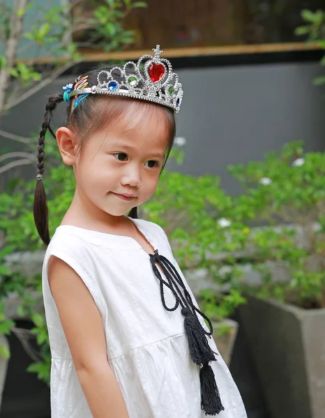 Niedliches Kleines Mädchen Mit Krone Und Weißem Kleid Niedlich Lächelnd — Stockfoto