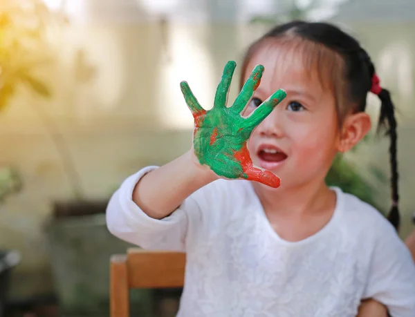 Cute Little Girl Painted Hands Color Green Orange Park Focus — Stock Photo, Image