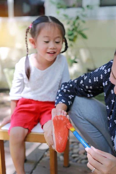 Ibu Melukis Kaki Dengan Warna Hijau Oranye Untuk Putrinya Atas — Stok Foto