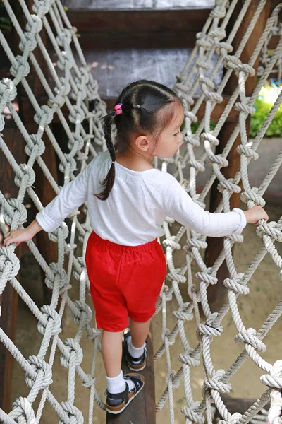 Liten Flicka Leker Promenader Rope Bridge Bakifrån — Stockfoto