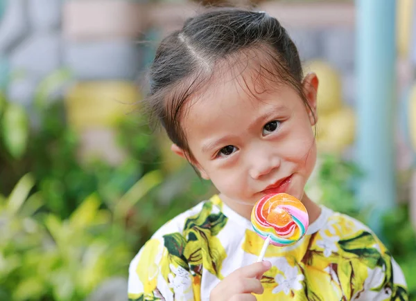 Klein Aziatisch Meisje Eten Snoep Lolly Kijken Naar Camera — Stockfoto