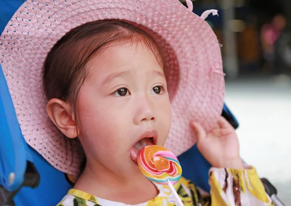 Close Van Meisje Likken Lollipop Snoep Tuin Met Uitzicht — Stockfoto