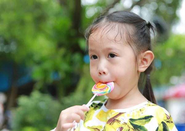 Gros Plan Petite Fille Lécher Sucette Bonbons Dans Jardin Avec — Photo