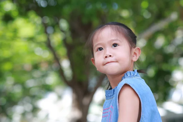 Potret Gadis Asia Kecil Yang Lucu Tergantung Tangga Logam — Stok Foto