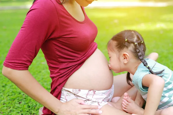 Όμορφο Κοριτσάκι Αγκαλιάζει Μια Έγκυος Και Φιλιά Κοιλιά Της Μητέρας — Φωτογραφία Αρχείου