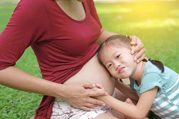 Menina Criança Feliz Está Abraçando Barriga Mãe Grávida Jardim Verde — Fotografia de Stock