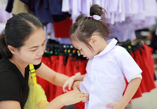 Madre Trate Vestir Uniforme Escolar Para Hija Niños Del Jardín — Foto de Stock
