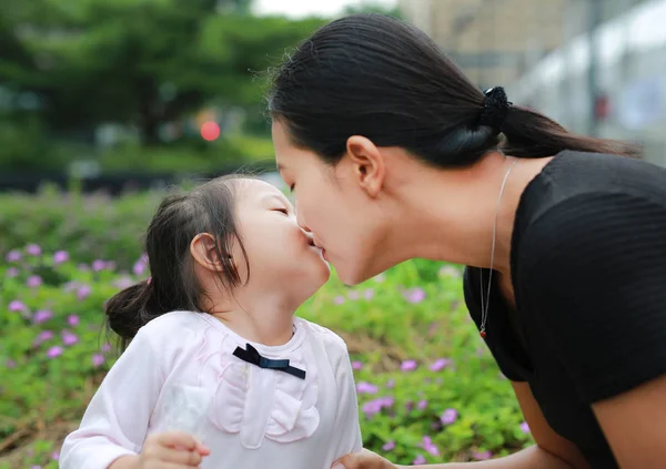 Moeder Kind Meisje Zoenen Kauwgom Liefhebbende Gelukkige Familie — Stockfoto