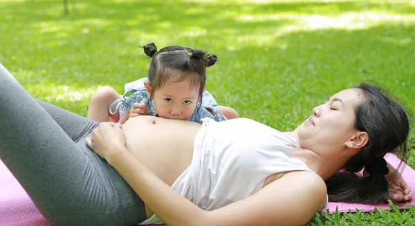 Anak Bahagia Mencium Perut Wanita Hamil Taman — Stok Foto