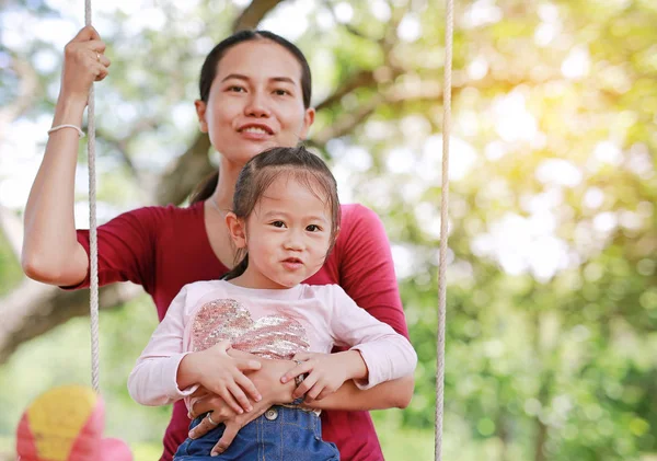 Ibu Dari Asia Yang Bahagia Dan Putrinya Terbaring Berayun Taman — Stok Foto