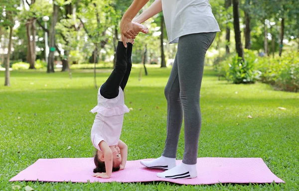 Madre Embarazada Hija Haciendo Yoga Parque Público — Foto de Stock