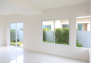 Yeni evin içi bomboş.